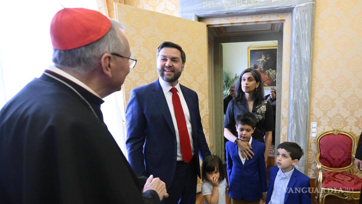$!El Secretario de Estado del Vaticano, el Cardenal Pietro Parolin (i), recibe al Vicepresidente estadounidense J.D. Vance (centro), a su esposa y a sus hijos.