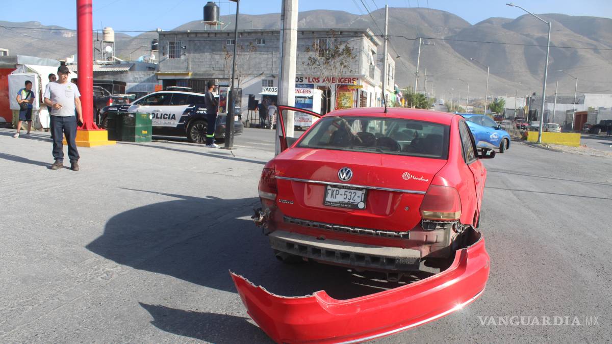 Repartidor no respeta el alto e impacta a una familia, en Saltillo