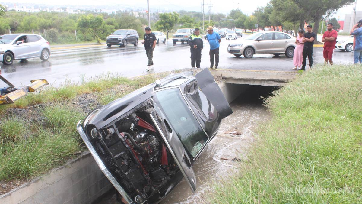 Iba a una graduación y vuelca su auto clásico en un canal, en Saltillo