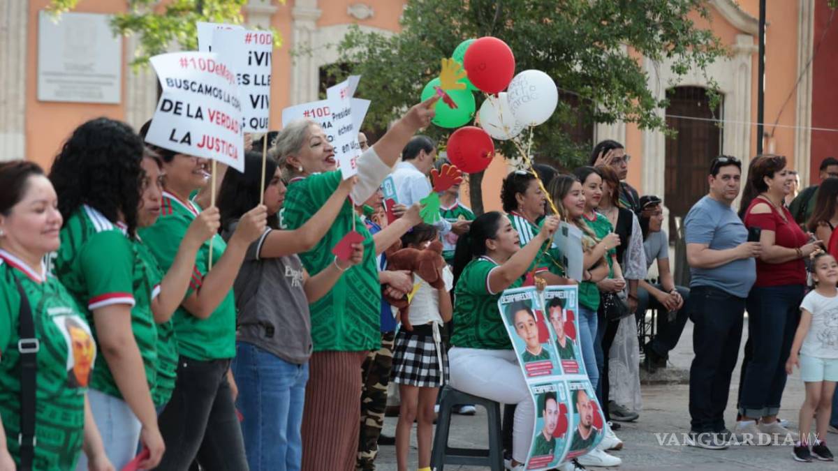 Saltillo: Juegan familiares de desaparecidos ‘cascarita contra la impunidad’ en Plaza de Armas