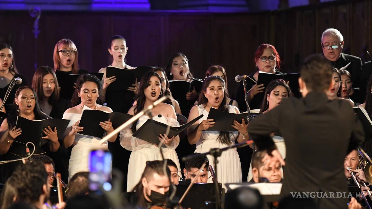 $!Compañía de Ópera de Saltillo llena la catedral de canto y público