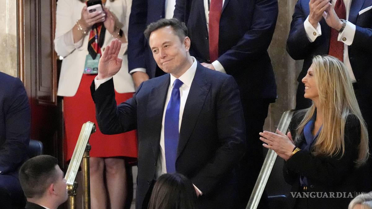$!Elon Musk hace un gesto mientras el presidente Donald Trump se dirige a una sesión conjunta del Congreso en el Capitolio en Washington.