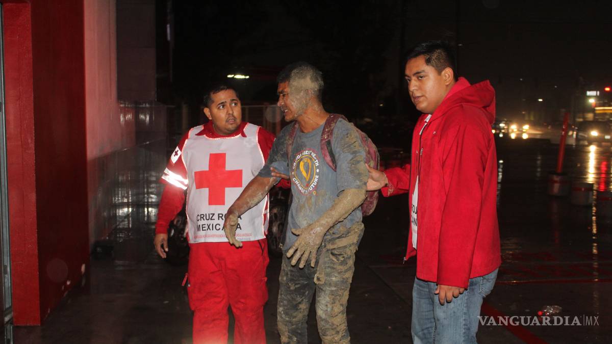 Rescatan a hombre arrastrado por el agua, en Saltillo