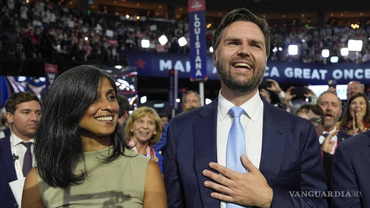 $!El candidato republicano a la vicepresidencia, el senador JD Vance, republicano por Ohio, y su esposa Usha Chilukuri Vance en Milwaukee.