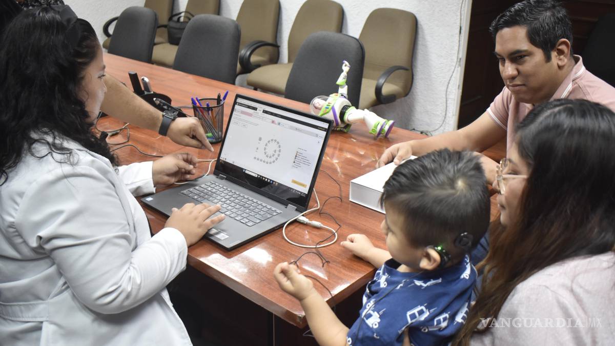 Deja atrás un mundo de silencio: menor recibe implante coclear pediátrico en el IMSS de Nuevo León