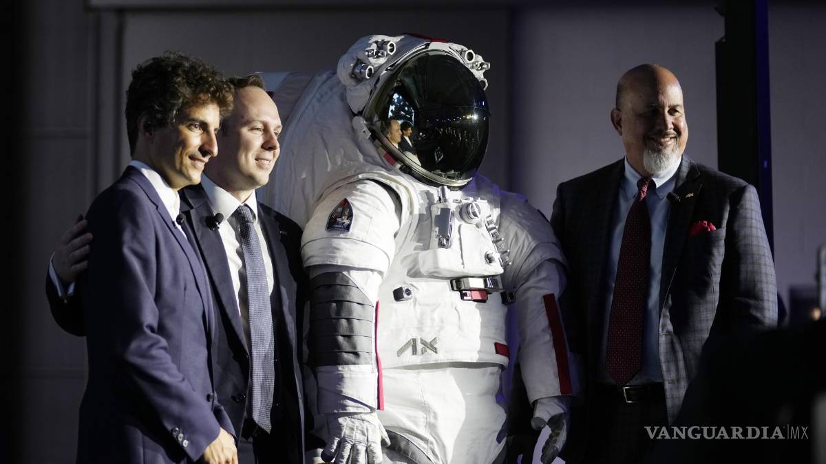 $!Matt Ondler, presidente de Axiom Space (d), Lorenzo Bertelli, director de marketing de Prada Group (i) y Russell Ralston, vicepresidente ejecutivo de Axiom.