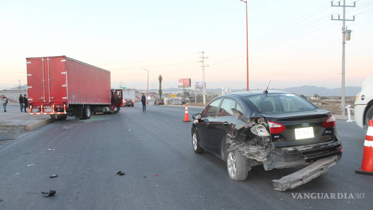 Camión de carga embiste a cuatro vehículos, en Ramos Arizpe