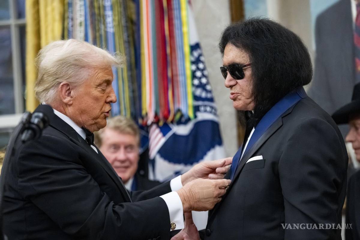 $!Donald Trump, entrega una medall a Gene Simmons, miembro de la banda Kiss y homenajeado por el Kennedy Center en 2025, durante la Casa Blanca.