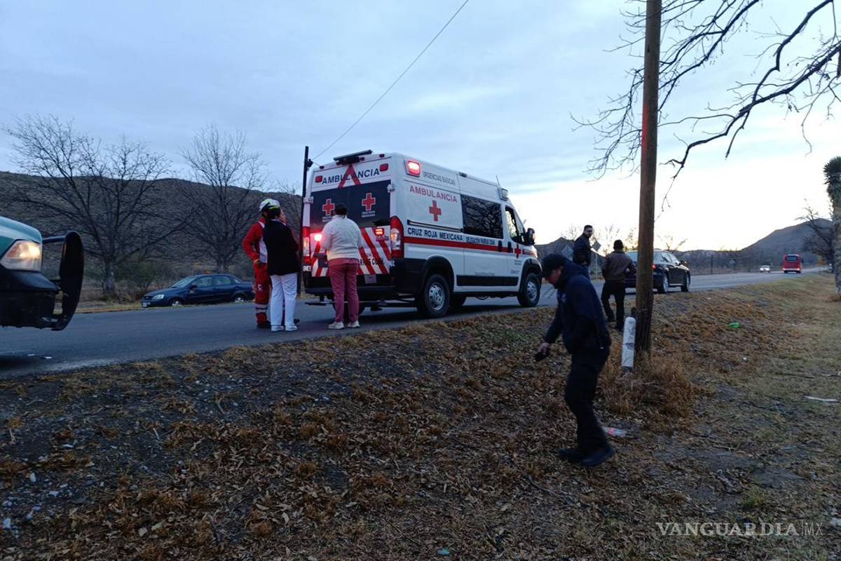 $!Paramédicos de la Cruz Roja valoraron a la conductora, quien no presentó lesiones.