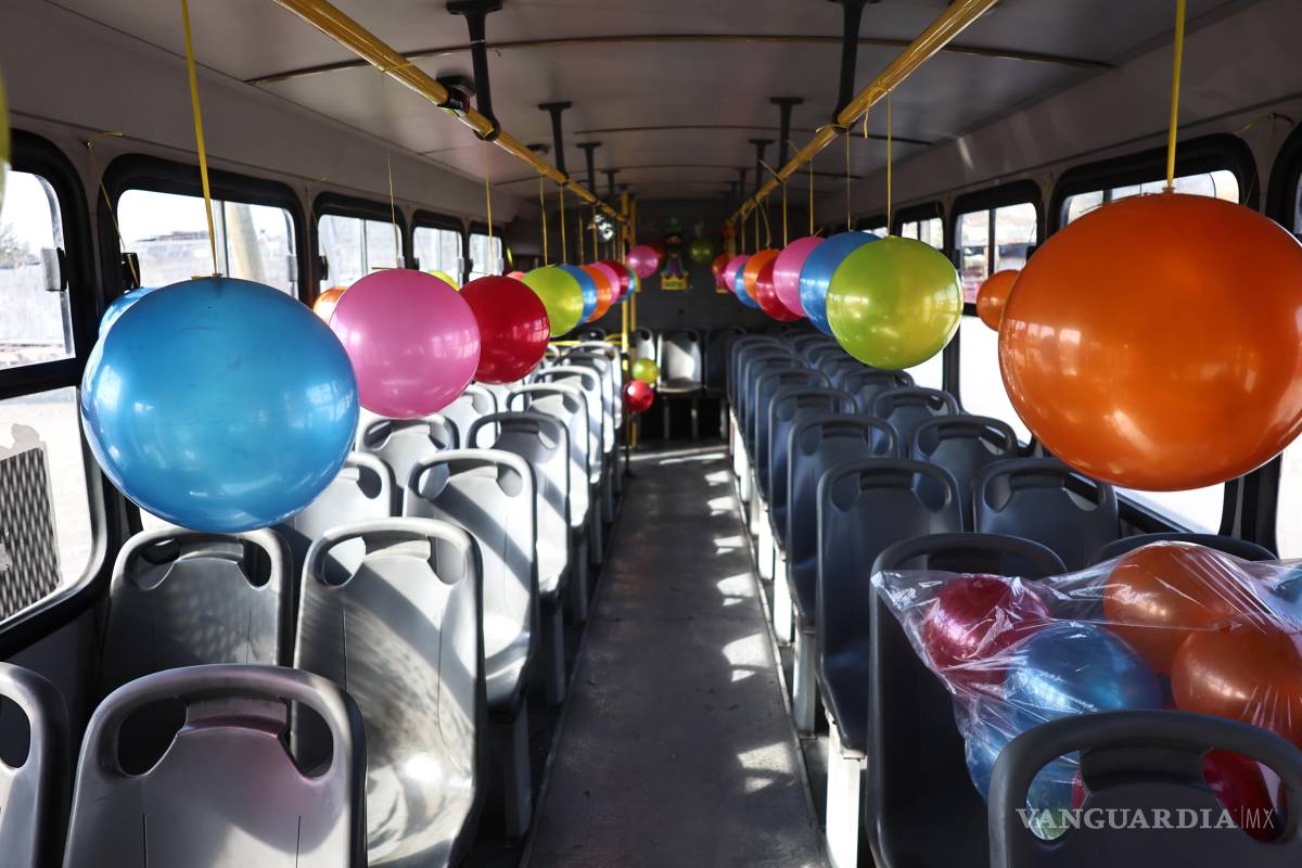 $!Con colores, el chofer Irving Jerónimo transformó su camión en un vehículo de sonrisas este 6 de enero.