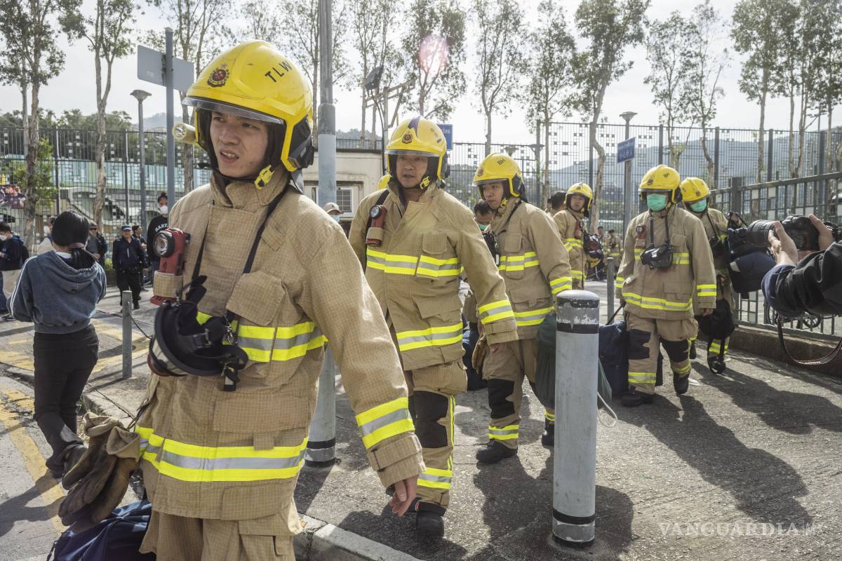 $!Los bomberos llegan al lugar del incendio en el complejo judicial Wang Fuk en el distrito de Tai Po de Hong Kong.