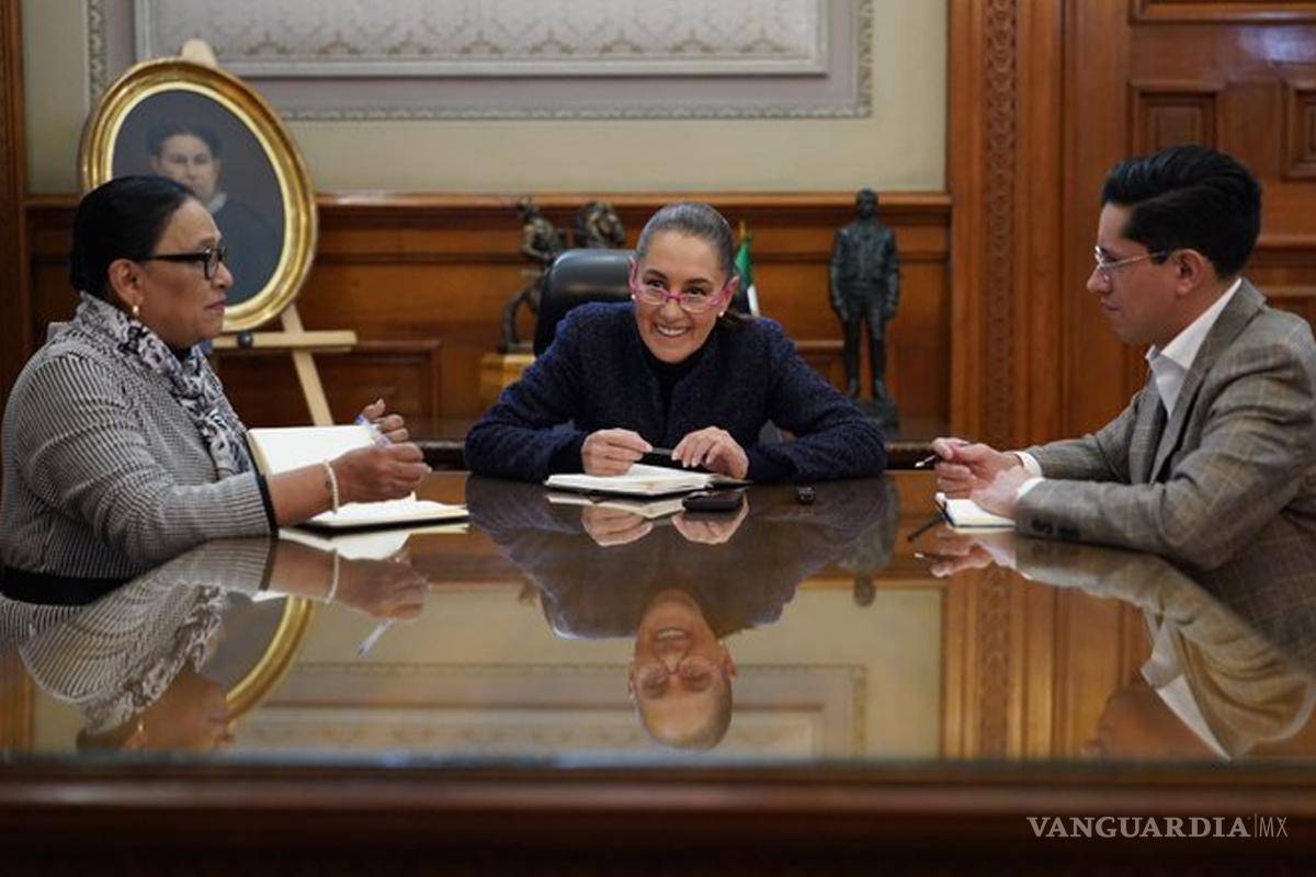 Sheinbaum habla por primera vez con el papa León XIV; lo invita a México