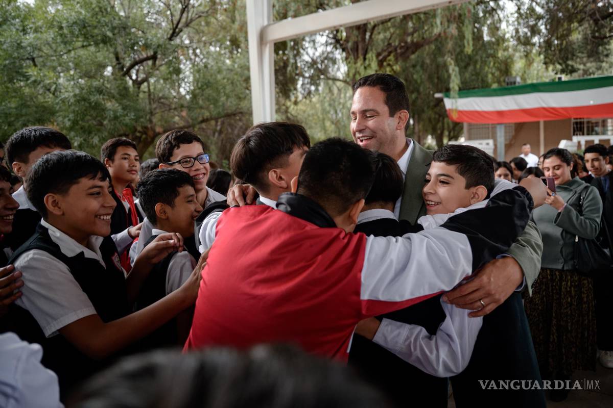 Saltillo: Javier Díaz entrega apoyos educativos y llama a estudiantes a comprometerse con su formación académica