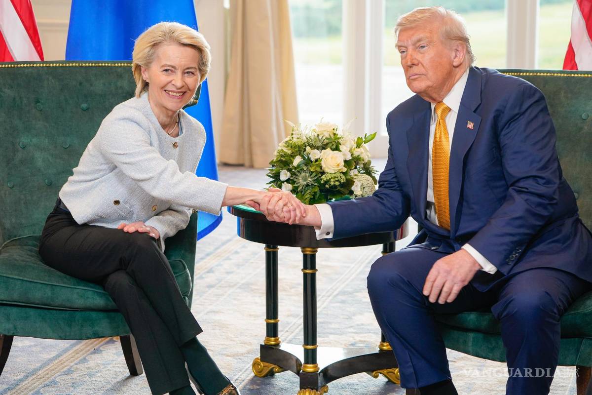 $!El presidente de EU, Donald Trump y la presidenta de la Comisión Europea, Ursula von der Leyen, firmaron un acuerdo comercial.