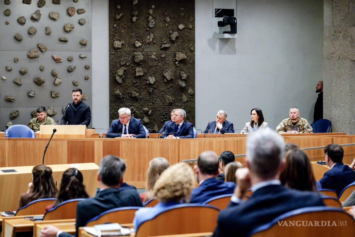 $!Den Haag (Netherlands), 16/12/2025.- Ukrainian President Volodymyr Zelensky (2-L), accompanied by Ukrainian Foreign Minister Andrii Sybiha (3-L), addresses the House of Representatives in The Hague, Netherlands, 16 December 2025. Zelensky is in The Hague for a Council of Europe conference discussing compensation for Ukraine for the consequences of Russian aggression. (Países Bajos; Holanda, Ucrania, La Haya) EFE/EPA/ROBIN VAN LONKHUIJSEN / POOL