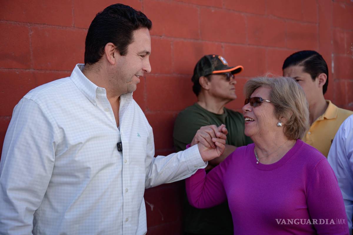 $!Vecinos de Las Margaritas plantearon sus peticiones a funcionarios municipales durante el recorrido de supervisión.