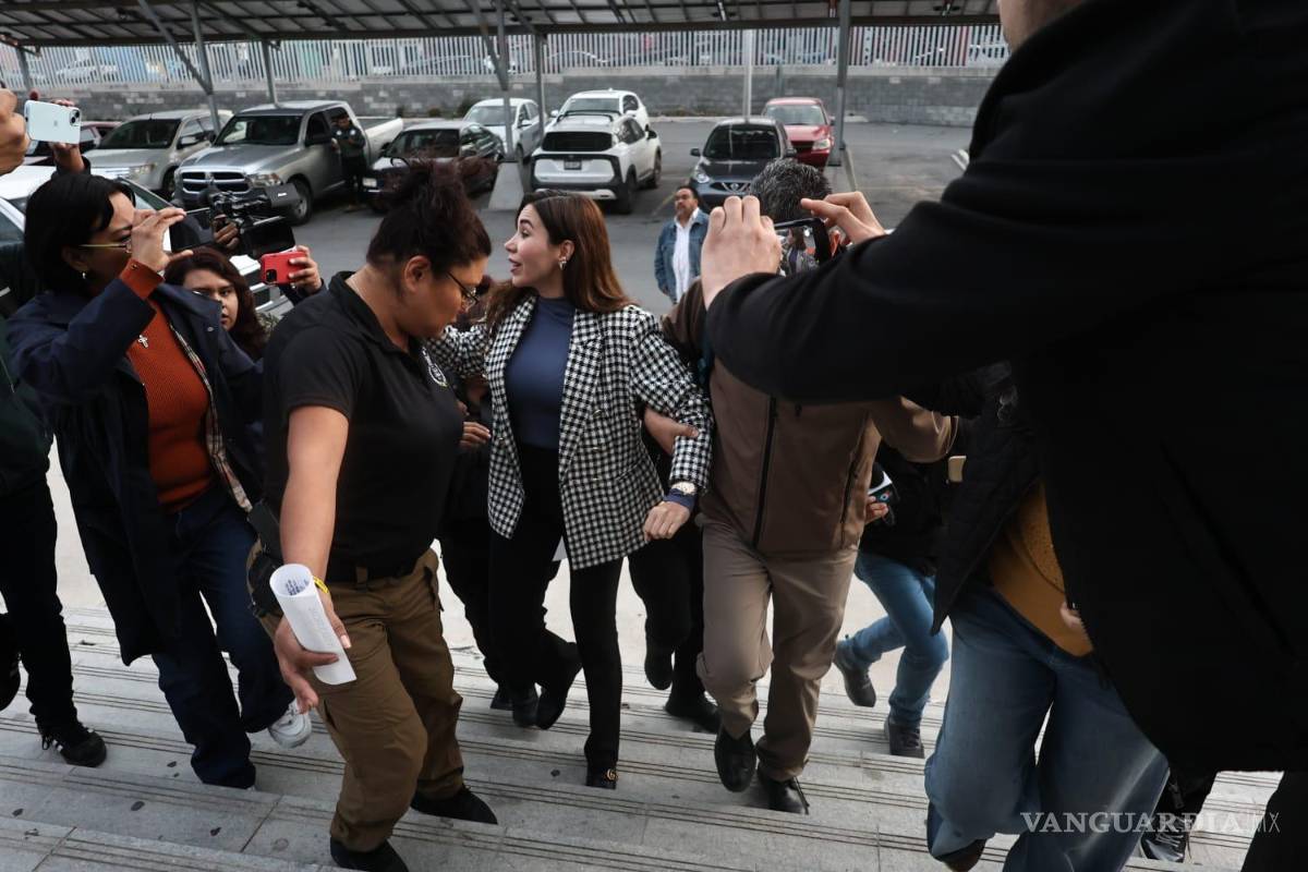 Llega Tania Flores a comparecer por presuntos actos de corrupción a Saltillo: ‘No vengo detenida’, asegura