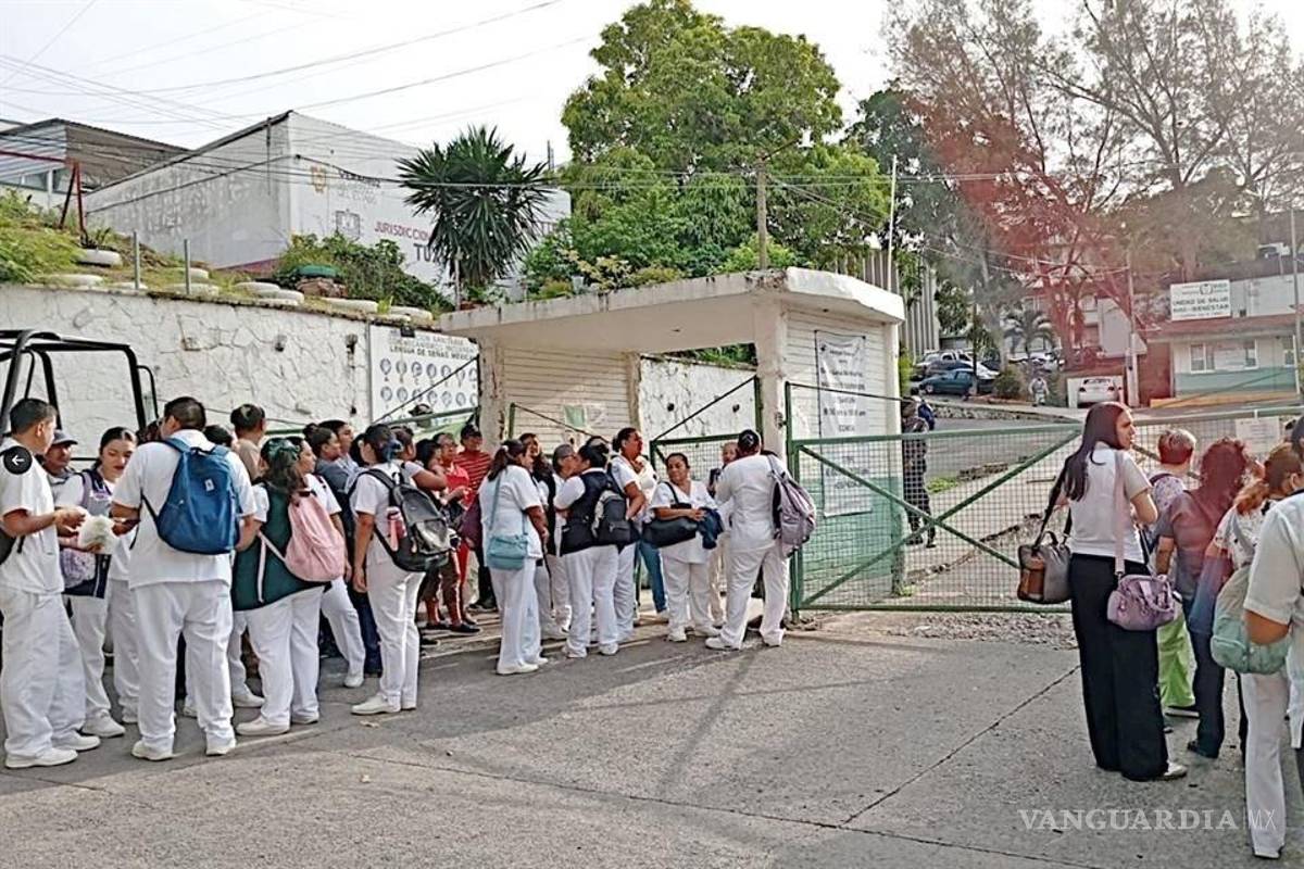 Sicario intenta rematar a taxista en hospital; mata a su papá por interponerse, en Veracruz