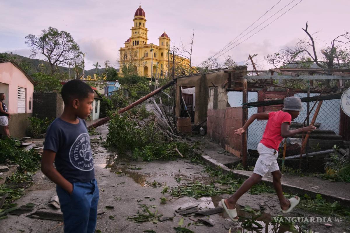 $!Niños caminan en El Cobre, Cuba, tras el paso del huracán Melissa.