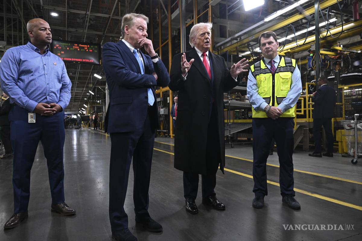 $!El presidente Donald Trump con Bill Ford y el director ejecutivo de Ford, Jim Farley mientras recorre el complejo Ford River Rouge de Ford Motor Company.