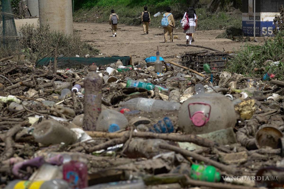 Toneladas de basura en drenaje causa inundaciones en el Estado de México