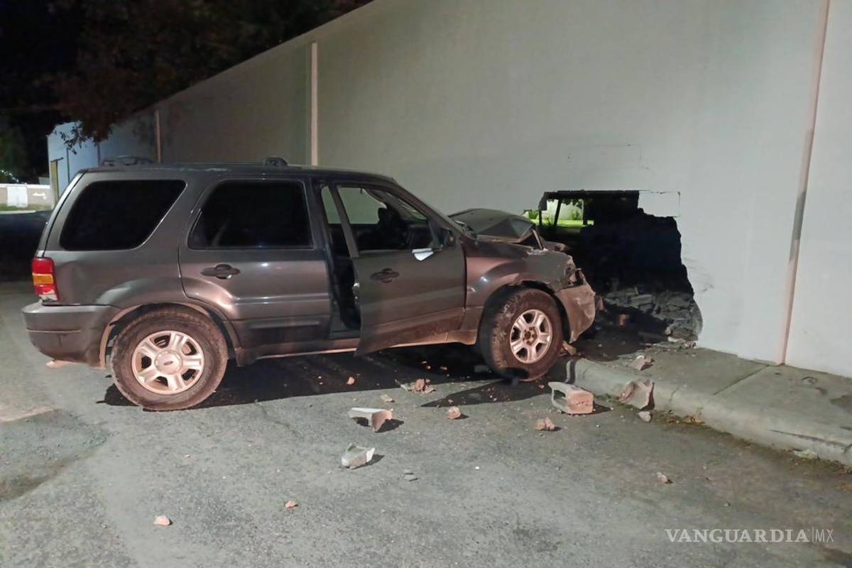 Se estrella camioneta de la Policía Investigadora contra barda en Parras