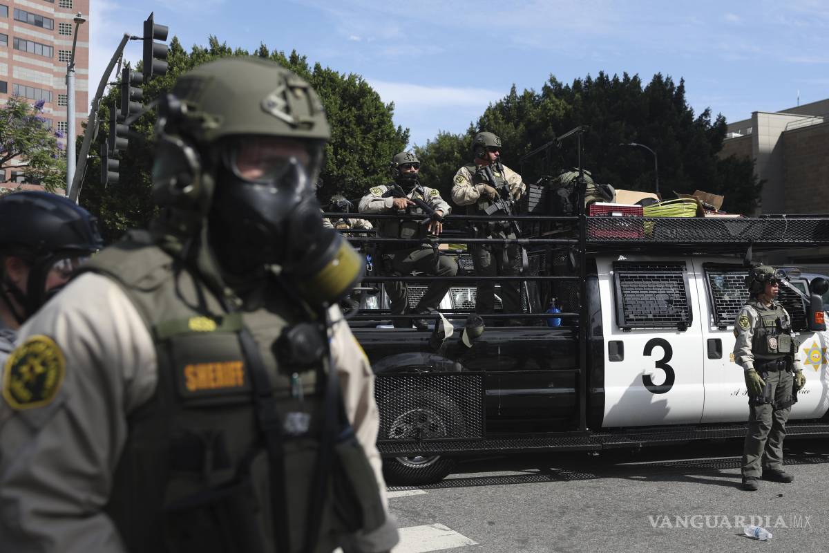 Aprueban ley que prohíbe a los agentes de seguridad cubrir su rostro en California