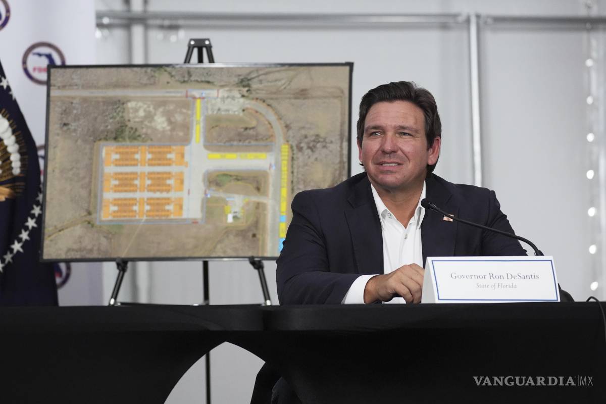 $!El gobernador republicano de Florida, Ron DeSantis, republicano en una mesa redonda en “Alligator Alcatraz”, el nuevo centro de detención de migrantes.