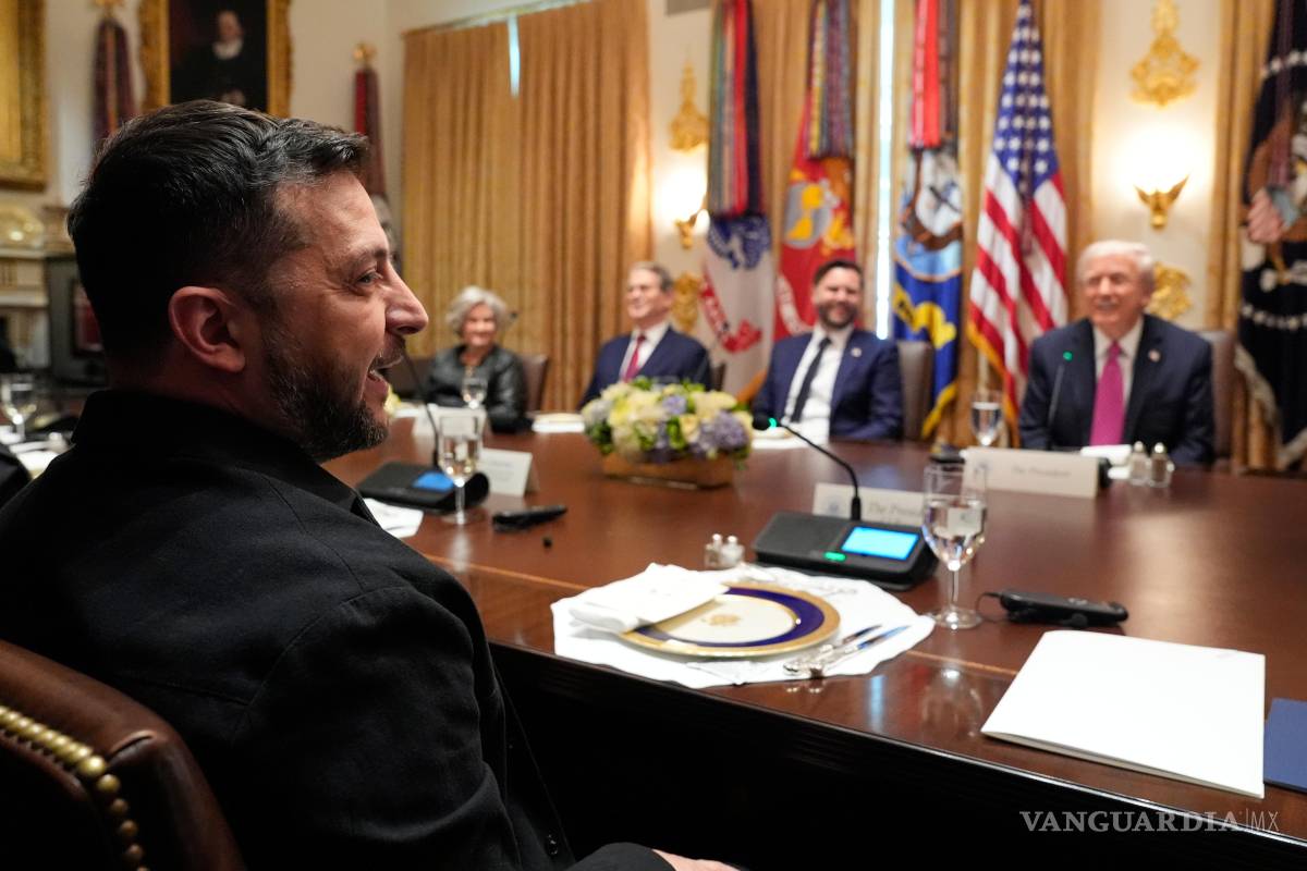 $!El presidente de Ucrania, Volodímir Zelenski habla mientras el presidente Donald Trump lo escucha antes de un almuerzo en la Sala del Gabinete de la Casa Blanca.