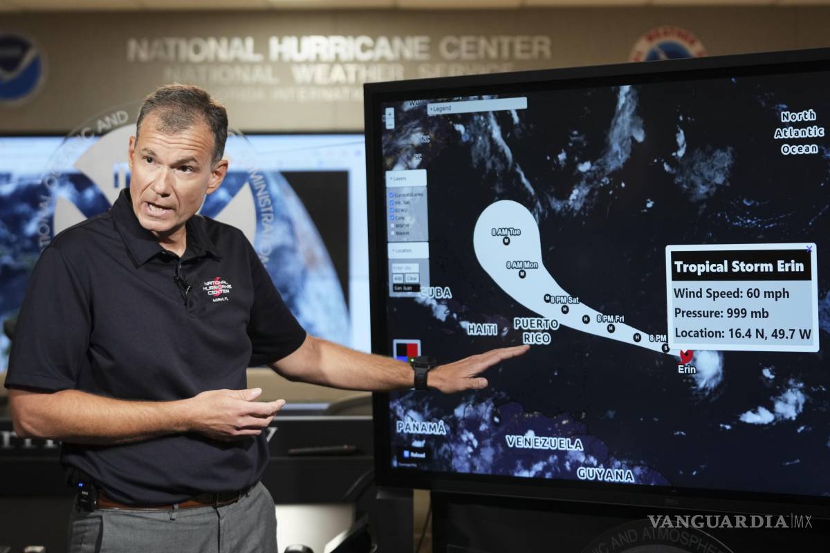 $!Jamie Rhome, subdirector del Centro Nacional de Huracanes, ofrece información actualizada sobre la tormenta tropical Erin el jueves 14 de agosto, en Miami.