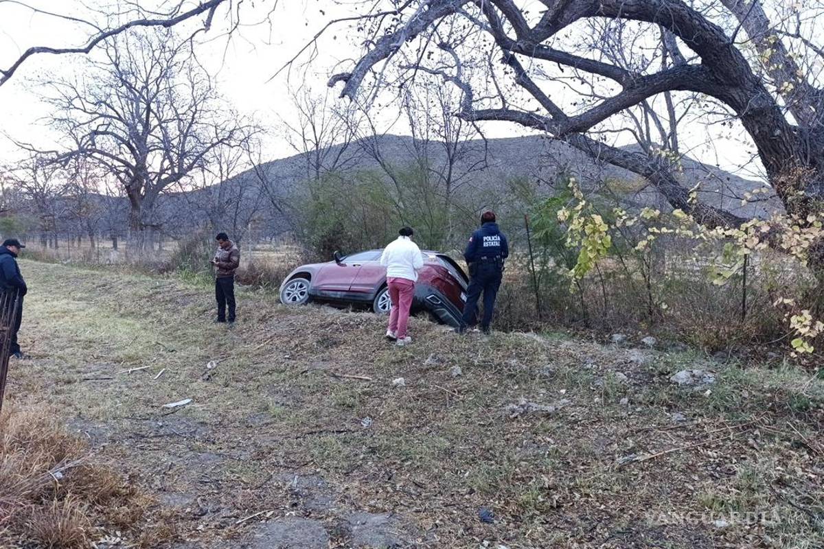 $!Elementos de la Policía del Estado acudieron al sitio para tomar conocimiento del accidente.
