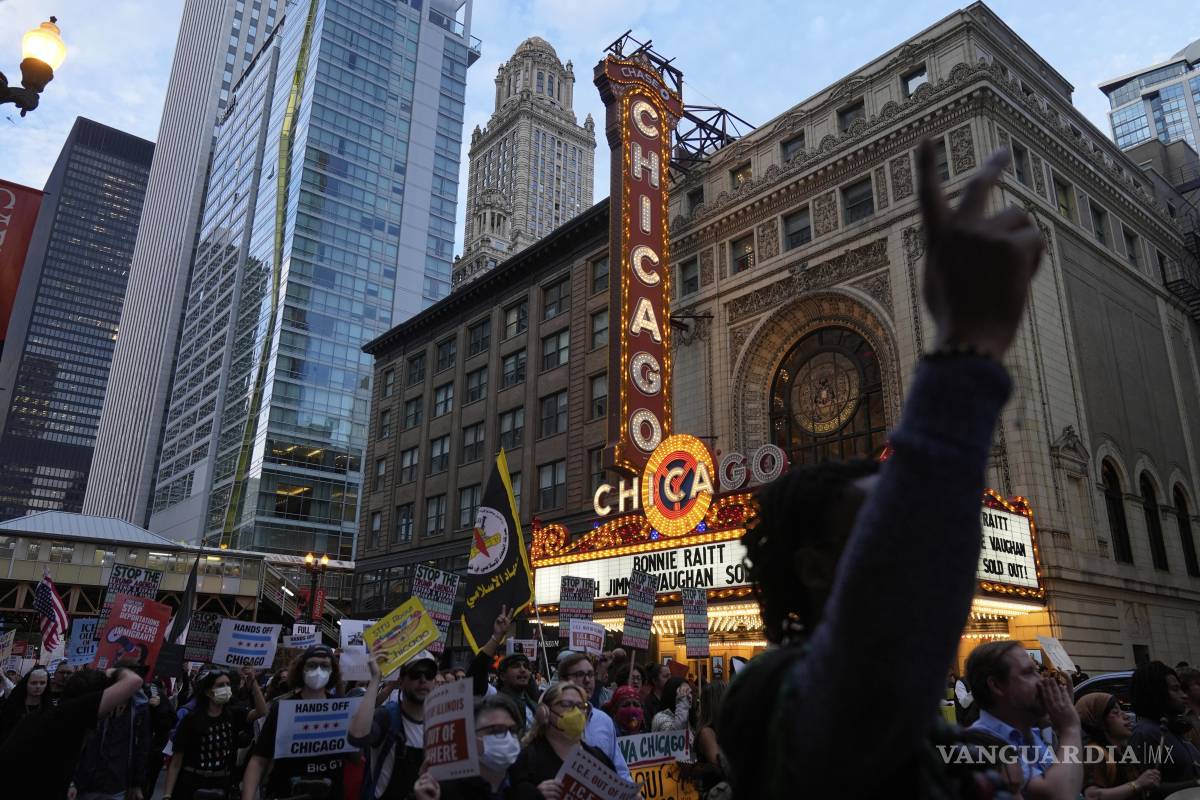 $!Manifestantes marchan en una protesta contra la “Operación Midway Blitz” y la presencia de ICE en Chicago.