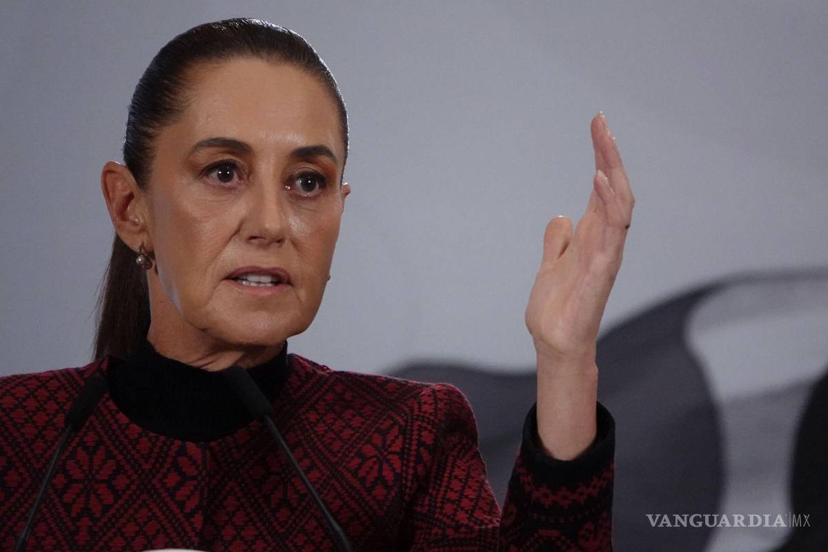 Sheinbaum acusa guerra de bots y pide a las juventudes desconectarse del celular y ver ‘otra vida’