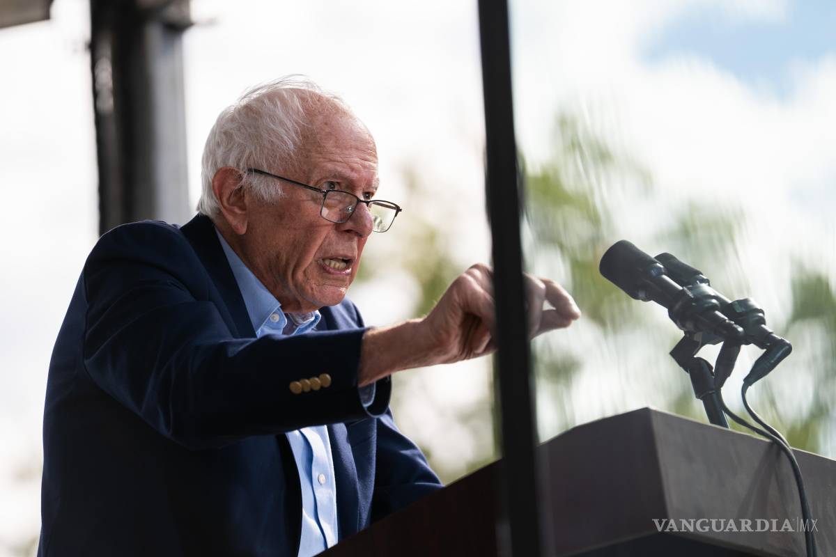 $!El senador Bernie Sanders, independiente por Vermont, habla durante una protesta contra los reyes en Washington.