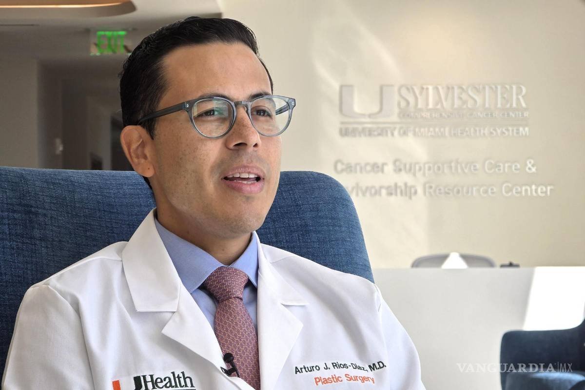 $!El médico Arturo Ríos Díaz, cirujano plástico especializado en reconstrucción mamaria de pacientes con cáncer de mama en el UHealth SoLé Mia en Miami.
