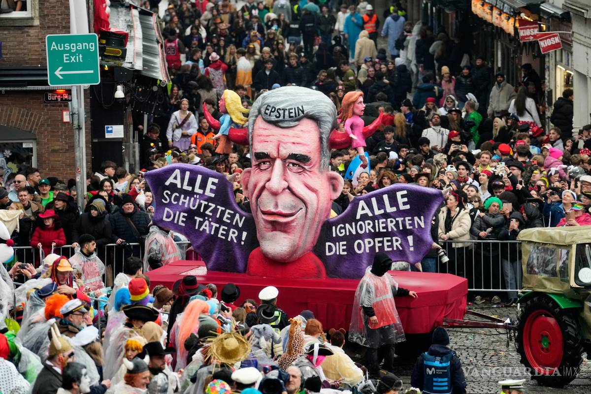 $!Una carroza de carnaval que representa a Jeffrey Epstein es fotografiada durante el desfile de carnaval Rosemonday en Düsseldorf, Alemania.