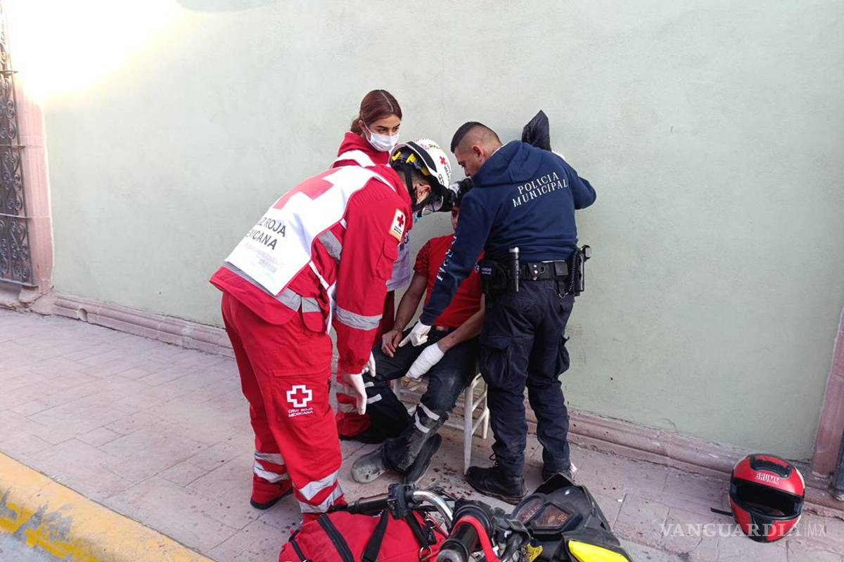 $!Paramédicos de la Cruz Roja trasladaron al lesionado a un centro de salud para una valoración médica más detallada.