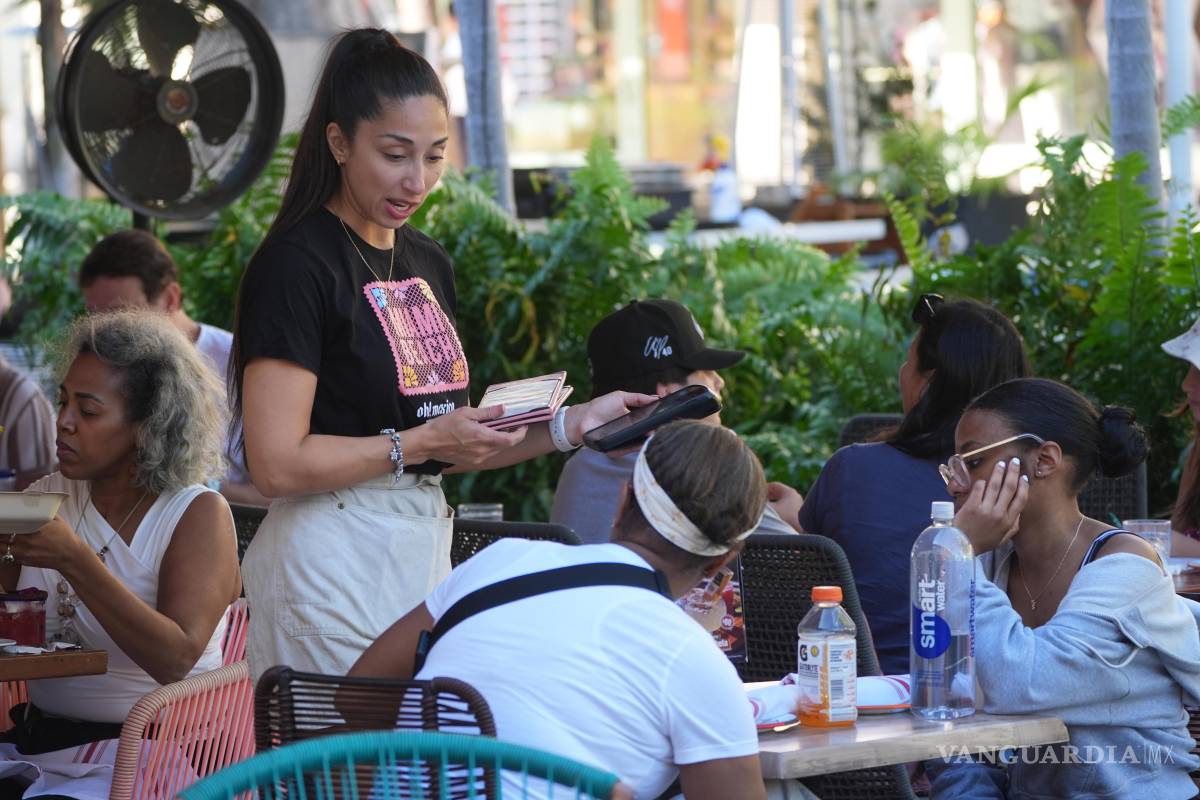 $!Una camarera toma un pedido de almuerzo el viernes 9 de enero de 2026 en Miami Beach, Florida.