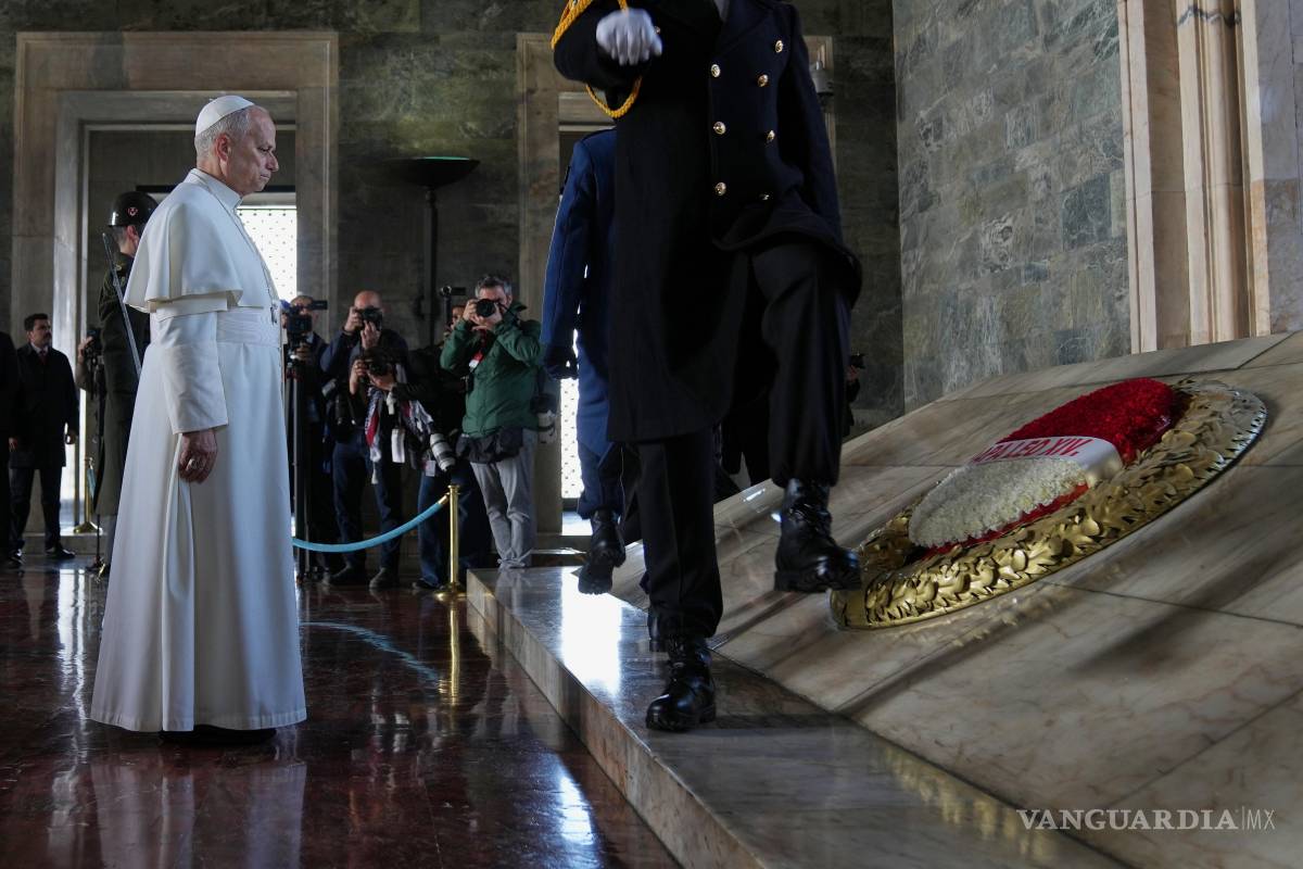 $!El papa León XIV coloca una corona floral en el Mausoleo de Ataturk en Ankara, Turquía.