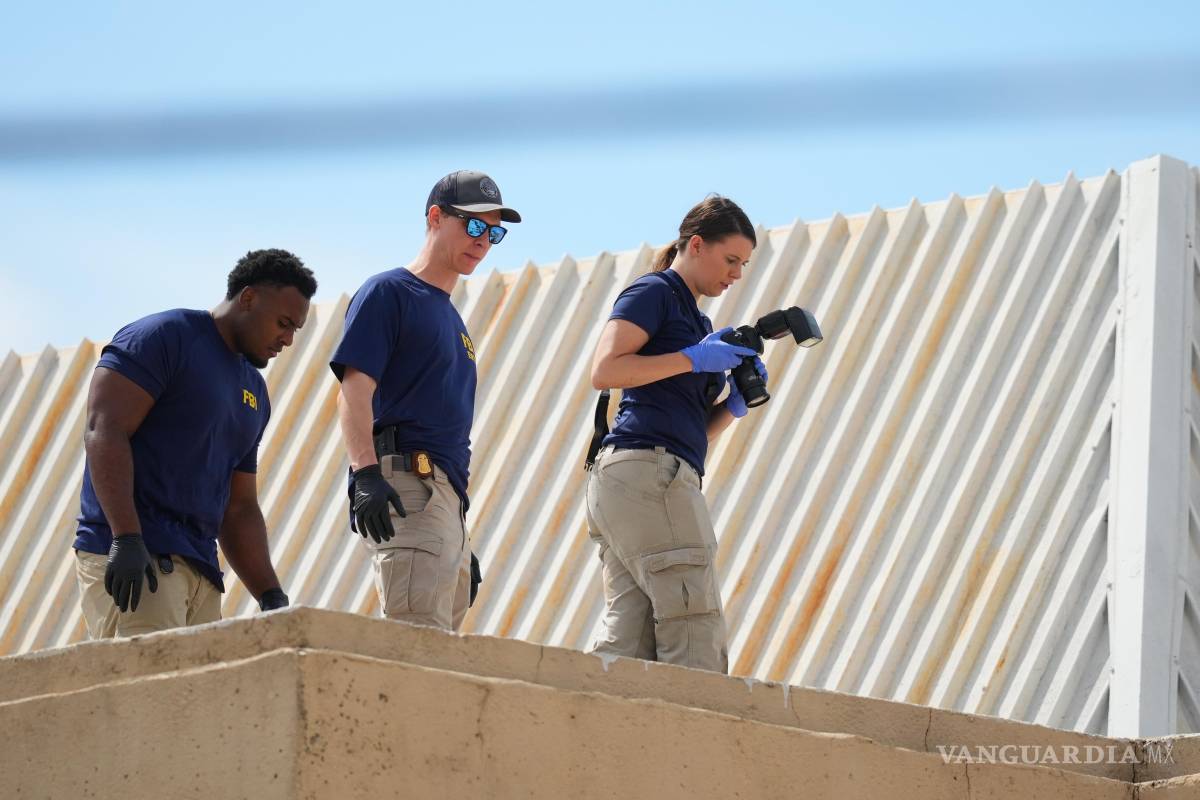 $!Agentes del orden investigan el techo de un edificio de apartamentos cerca de la escena de un tiroteo en una oficina del ICE en Dallas.