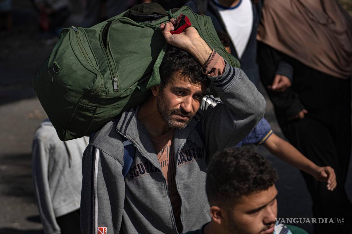 $!Gente huye al sur de la Franja de Gaza por la calle Salah al-Din en Bureij, en la Franja de Gaza, el viernes 10 de noviembre de 2023.