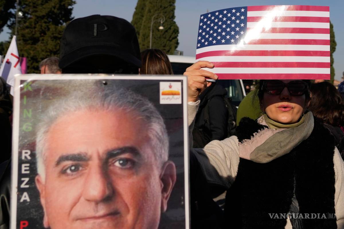 $!Manifestantes muestran pancartas con la bandera estadounidense y la del príncipe heredero iraní exiliado, Reza Pahlavi, en una manifestación en Roma.
