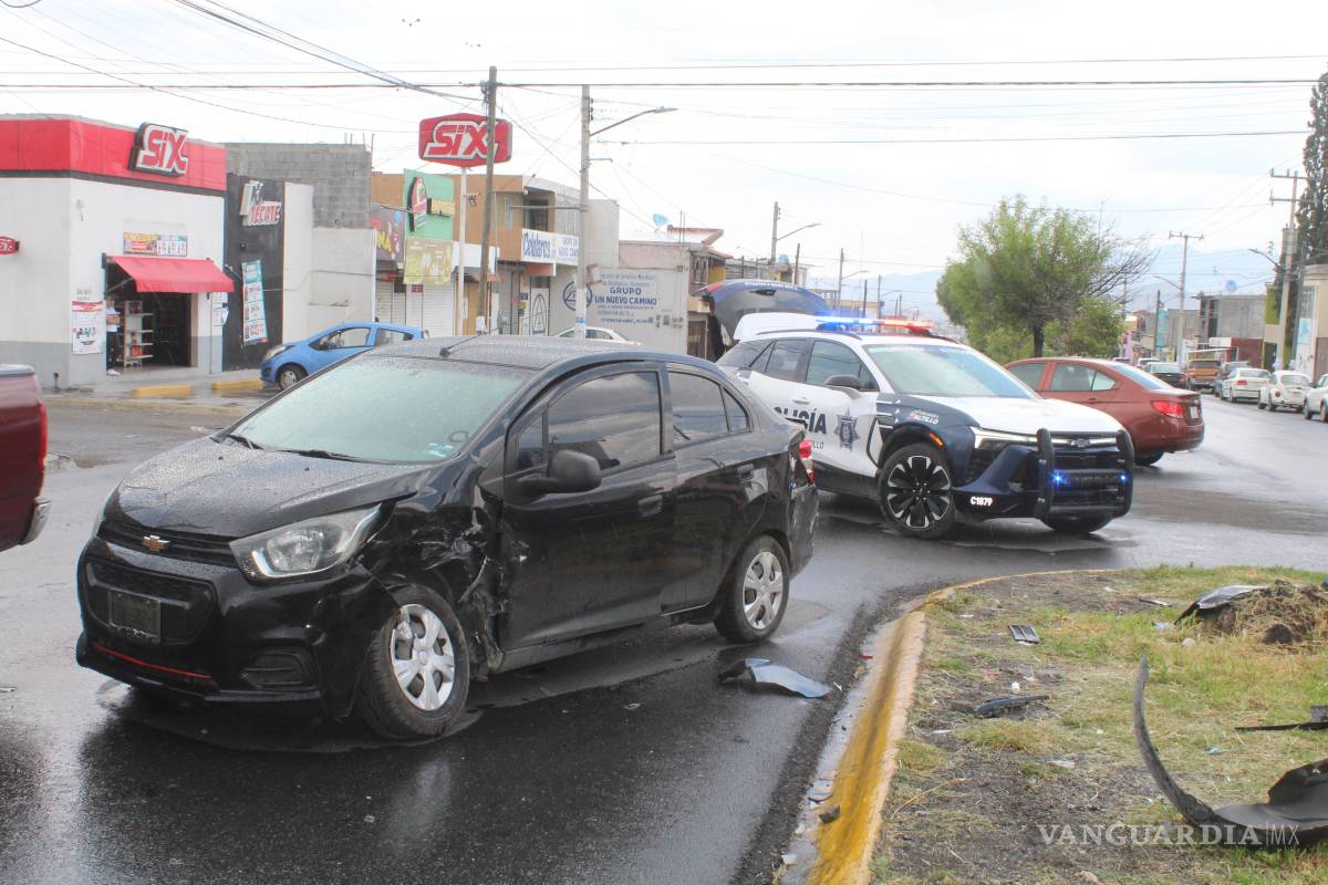 Imprudente conductor provoca accidente al sur de Saltillo; no hubo lesionados
