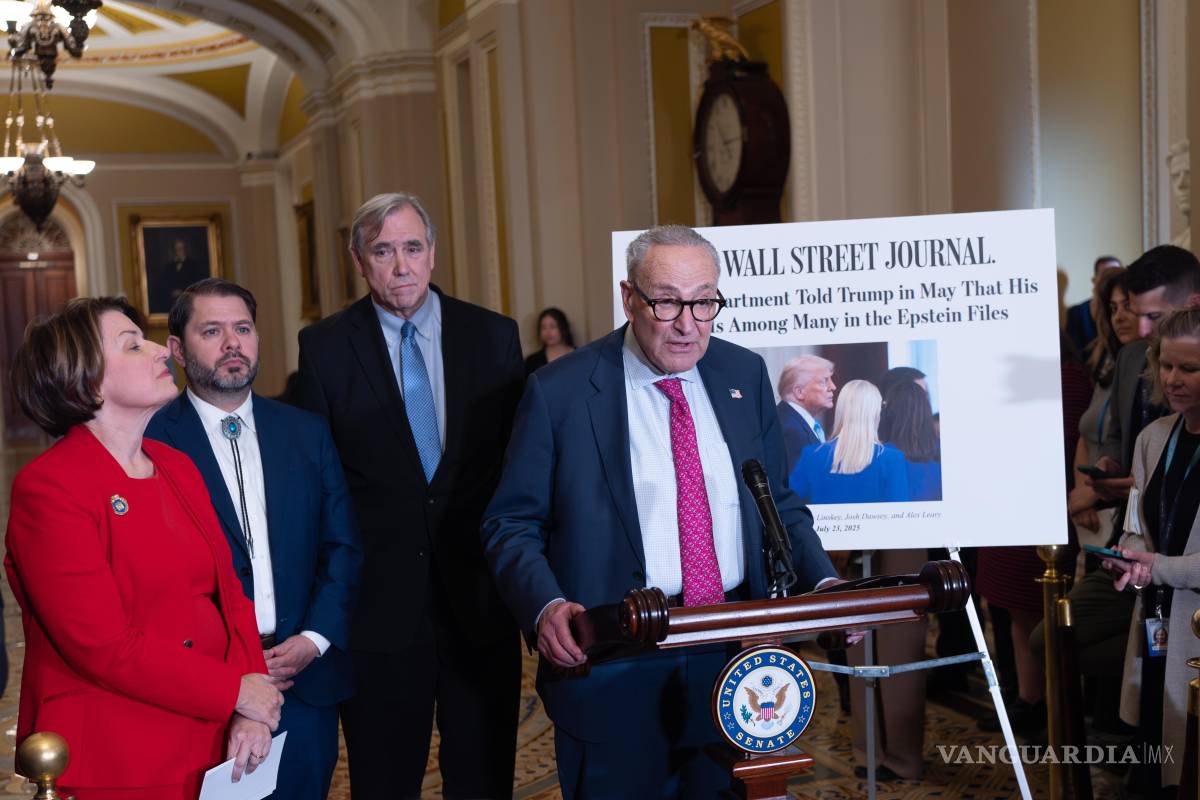 $!El líder de la minoría demócrata del Senado, Chuck Schumer en una conferencia de prensa en el Capitolio.