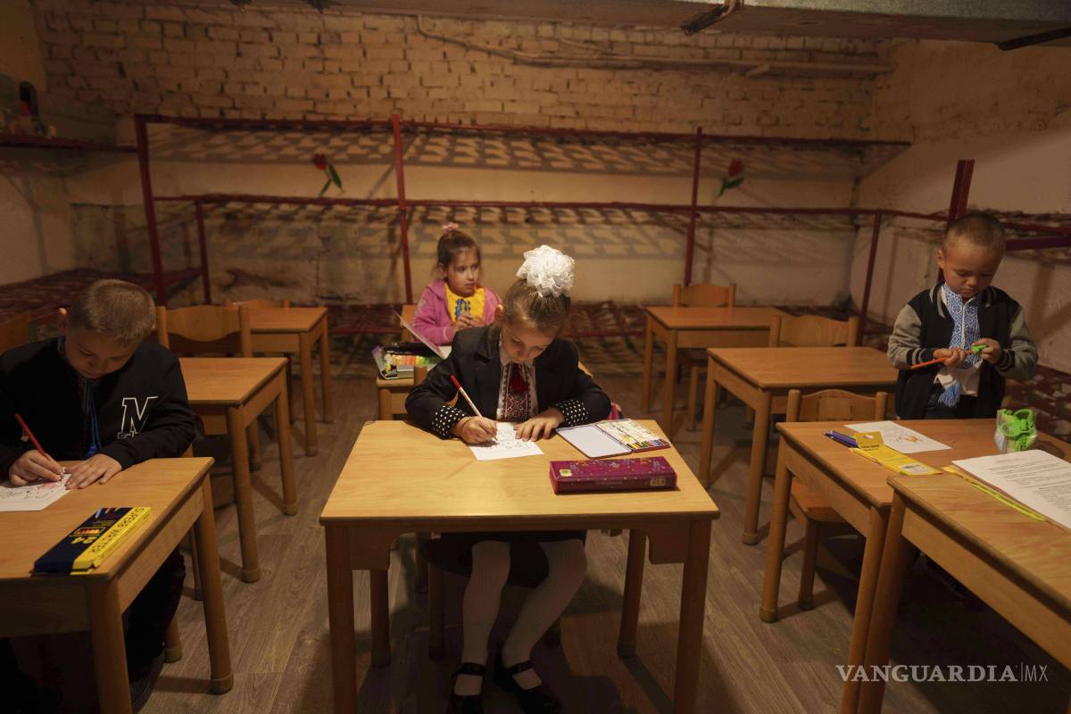 Para evitar las bombas rusas, niños ucranianos inician el año escolar en aulas subterráneas
