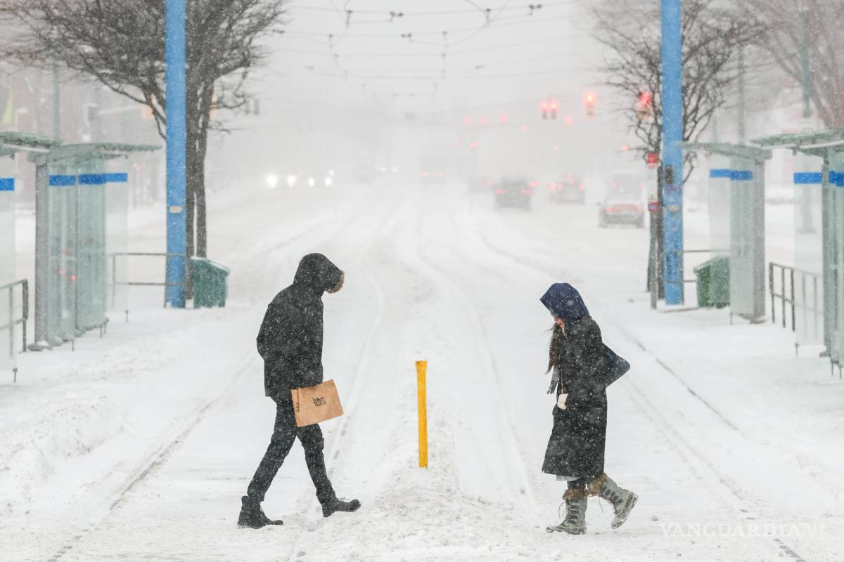 $!La gente camina por el centro de Toronto mientras una tormenta invernal avanza por la región.