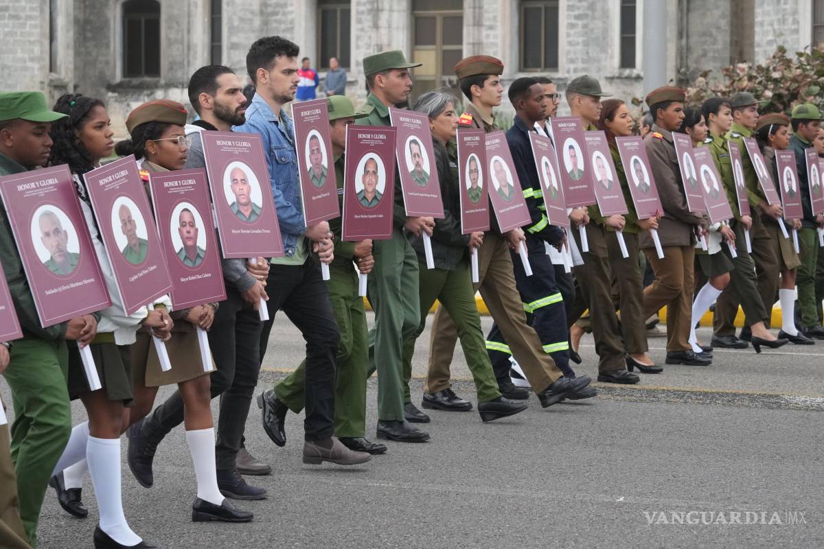 $!La gente marcha durante una manifestación organizada por el gobierno frente a la embajada de Estados Unidos para protestar.