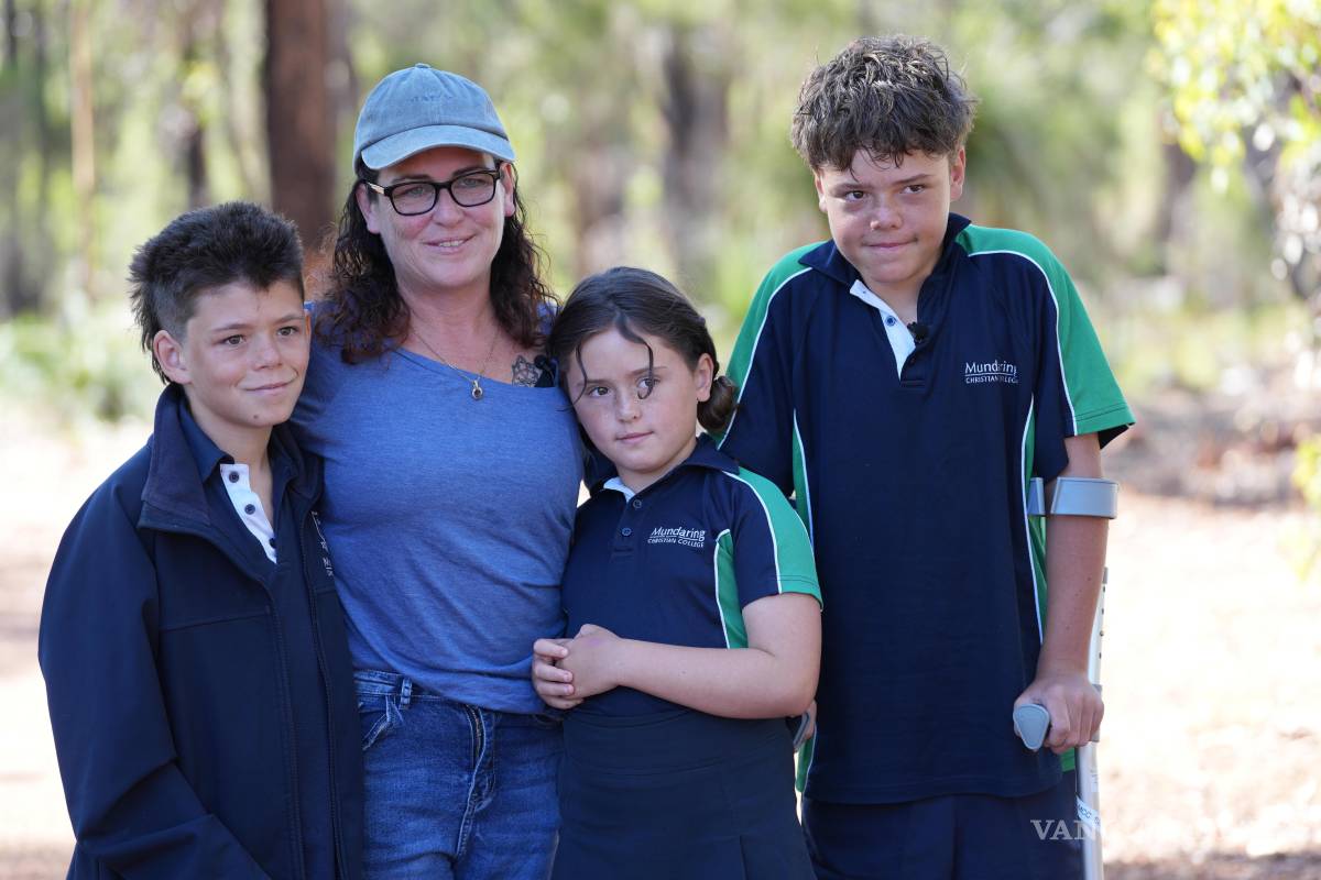 $!Austin Appelbee (d), su hermano Beau (i), su madre Joanne (segunda desde la izquierda) y su hermana Grace en Gidgegannup, Australia.