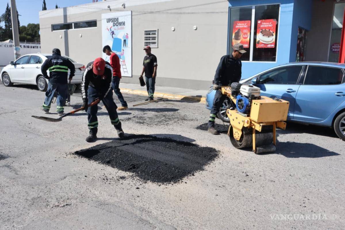 $!Brigadas del programa “Aquí andamos” realizan trabajos de rehabilitación de pavimento en la calle José María LaFragua, en la zona centro de Saltillo.