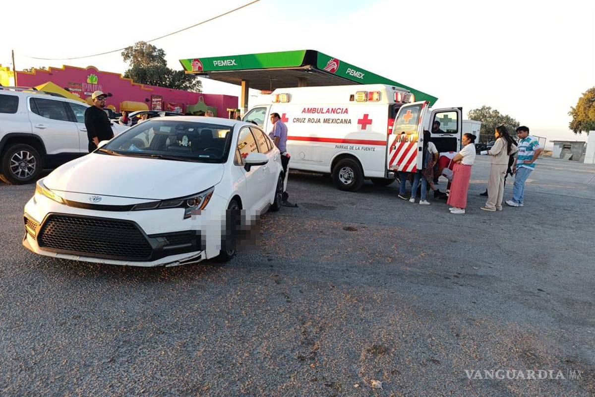 $!El vehículo Corolla transportaba a adultos y niños al momento del accidente.
